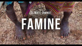 Barnfötter som står på uttorkad mark och med texten Famine över hela bilden.