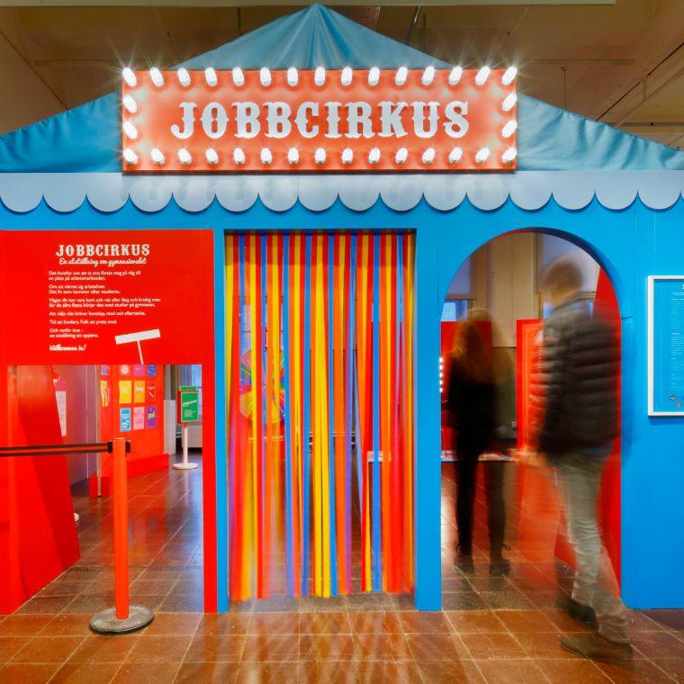 Entren till en cirkus med skylten Jobbcirkus högst upp