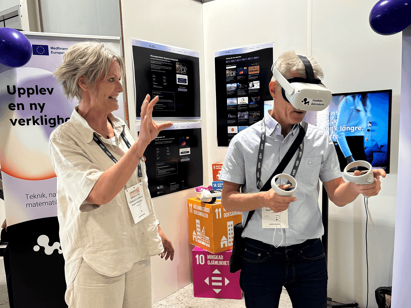 Kvinna som assisterar en man i VR headset