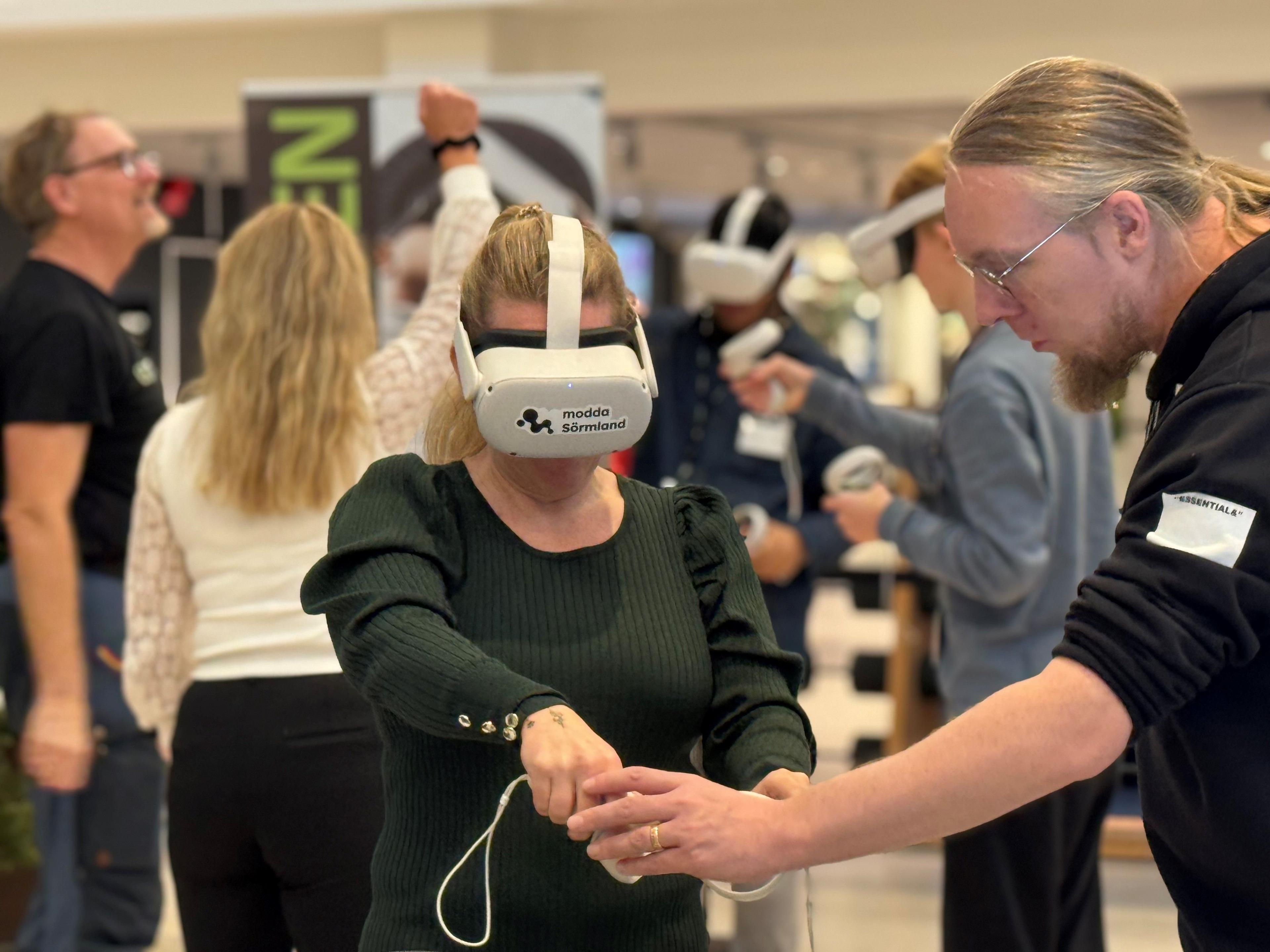 Pedagog provar VR utrustning med hjälp av handledning 