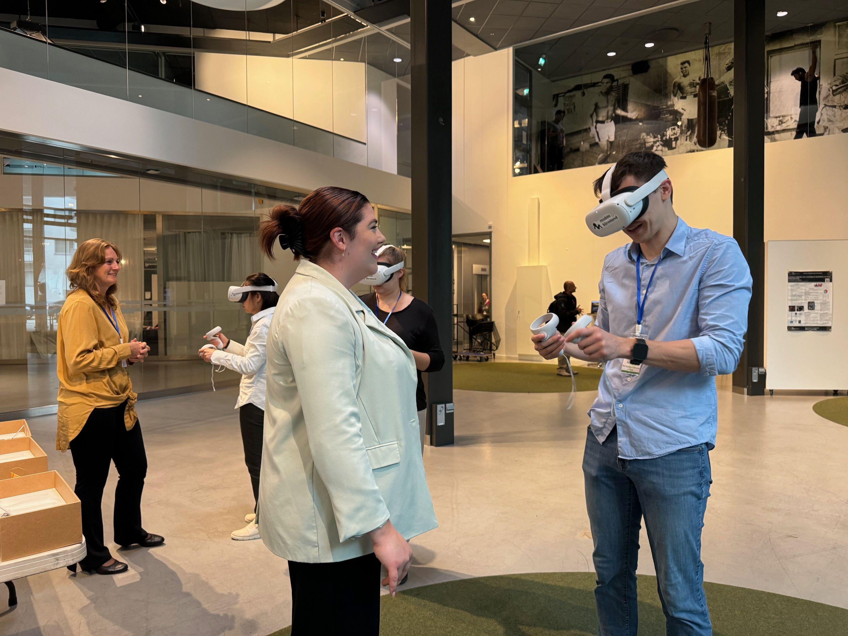 En man i VR headset med en kvinna vid sidan som intstuerar