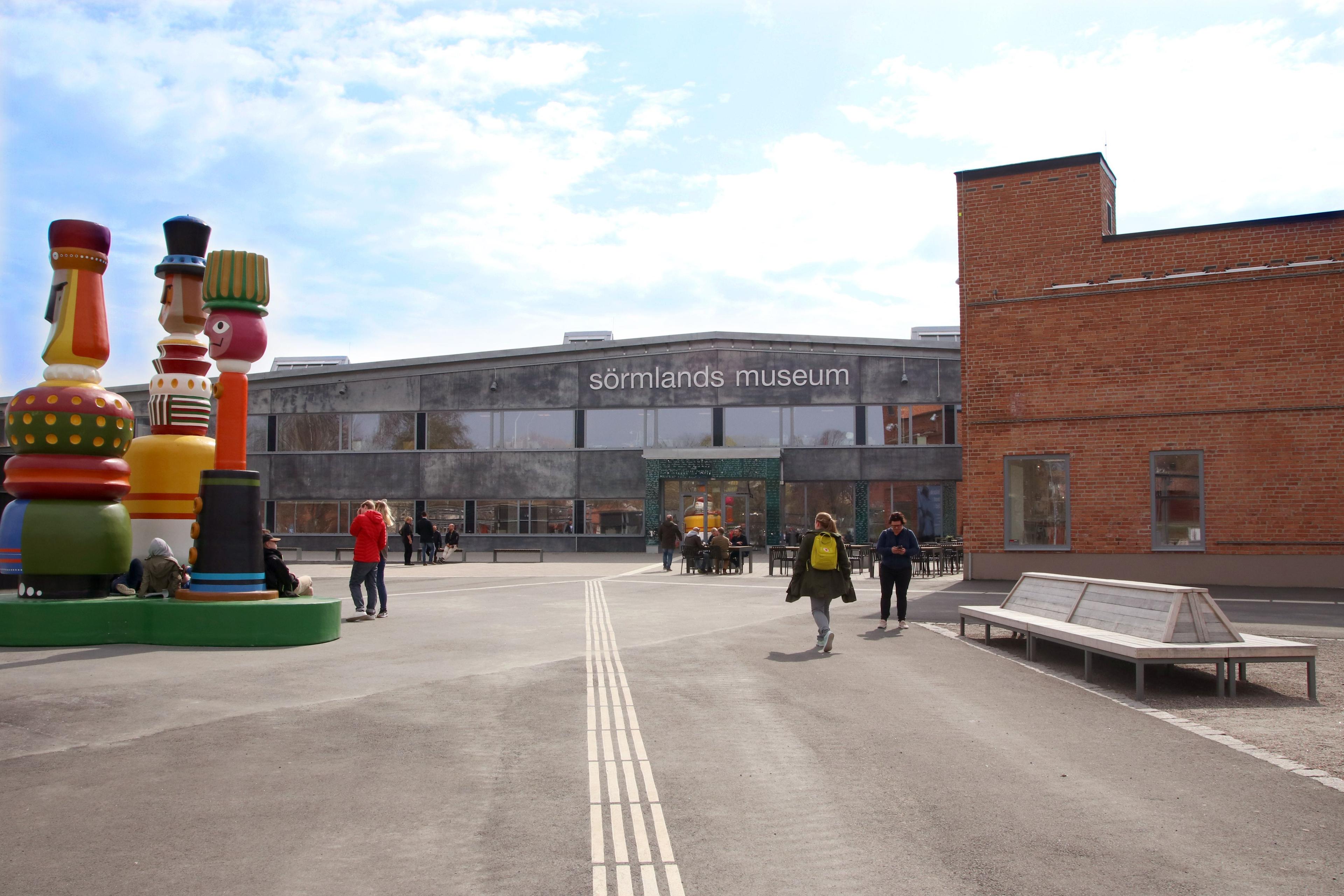 Museiparken utanför Sörmlands museums entré.