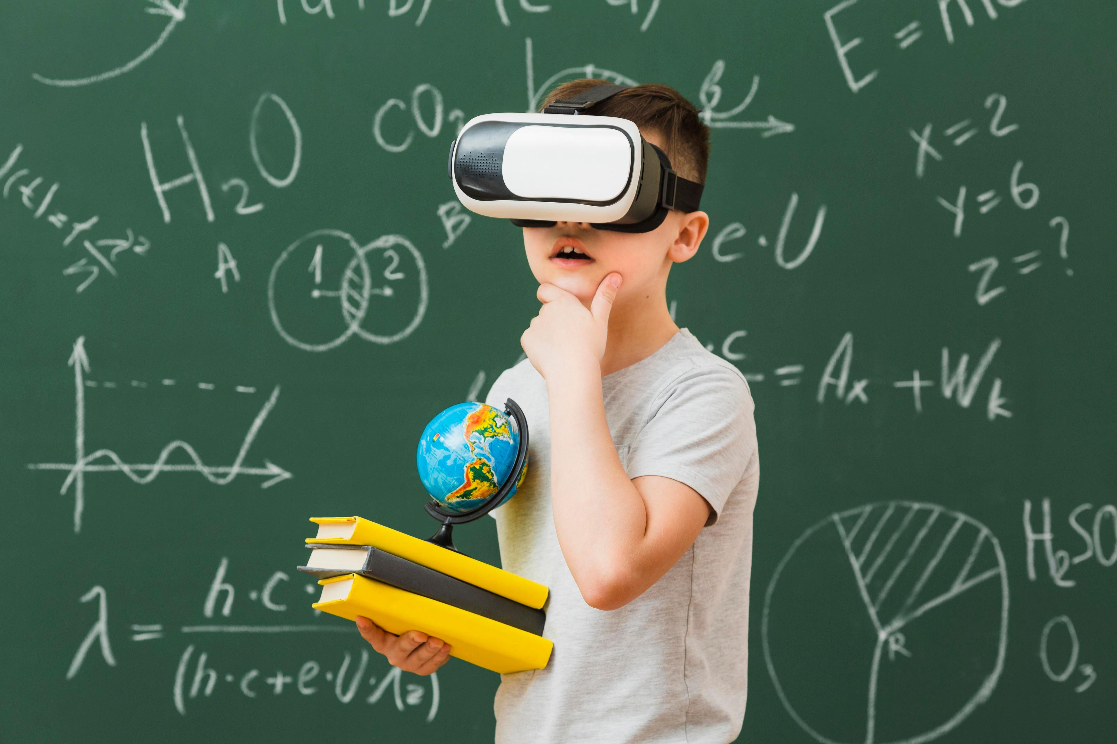 Ett barn i ett VR headset framför en griffeltavla