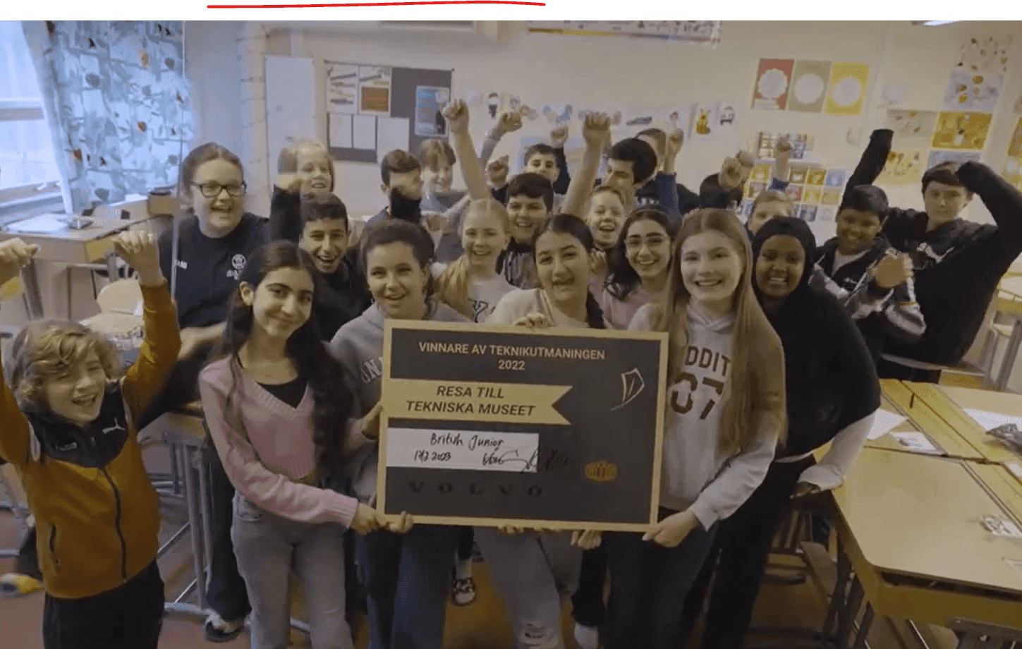 Vinnande klass i Teknikutmaningen, samlade och håller i en värdecheck