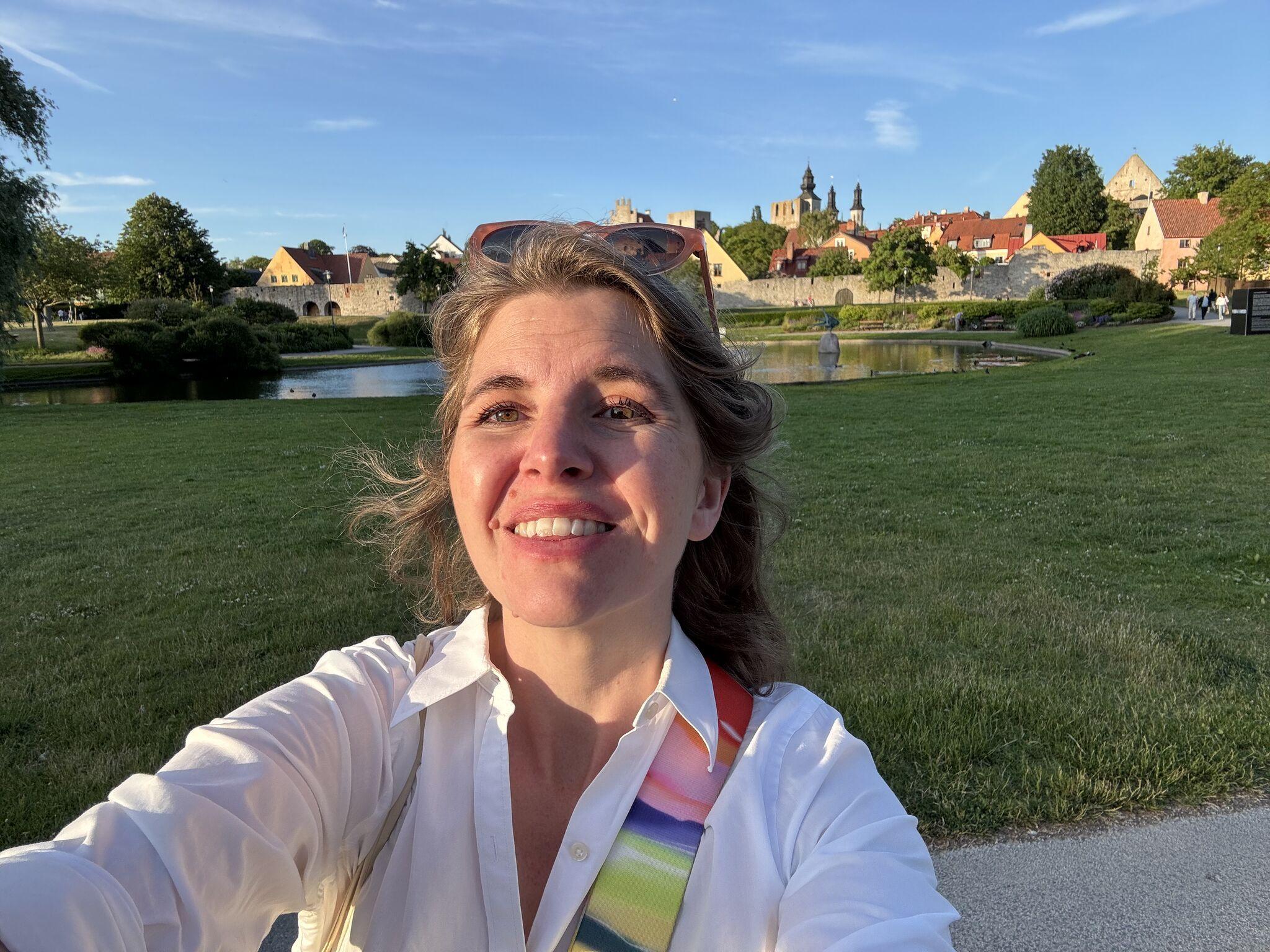 Emelie Fågerlstedt tar en selfie med Visby i bakgrunden