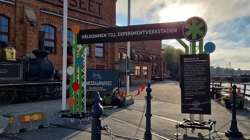 Uppbyggd portal som välkomnar till Experimentverkstaden i Eskilstuna