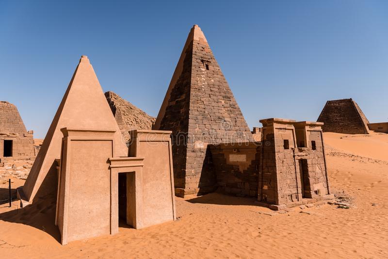 Två pyramider i Sudans öken.