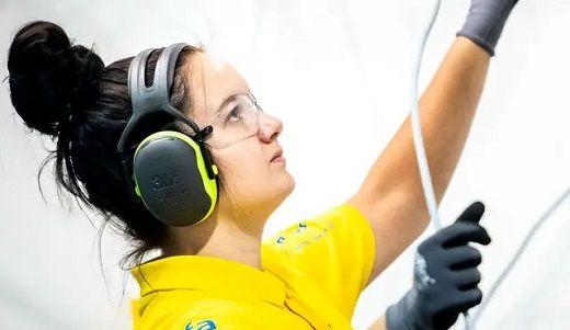 En tjej i hörselkåpa och skyddsglasögon