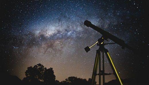 En stjärnkikare riktat mot himlen.