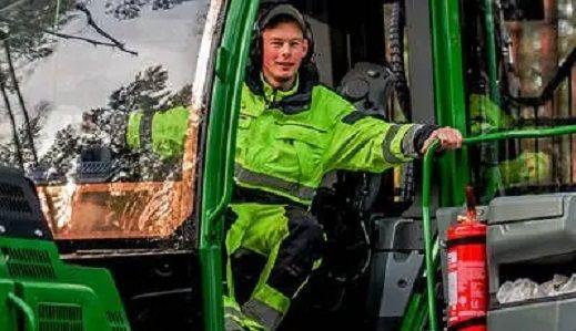 En person i en skogsbruksmaskin