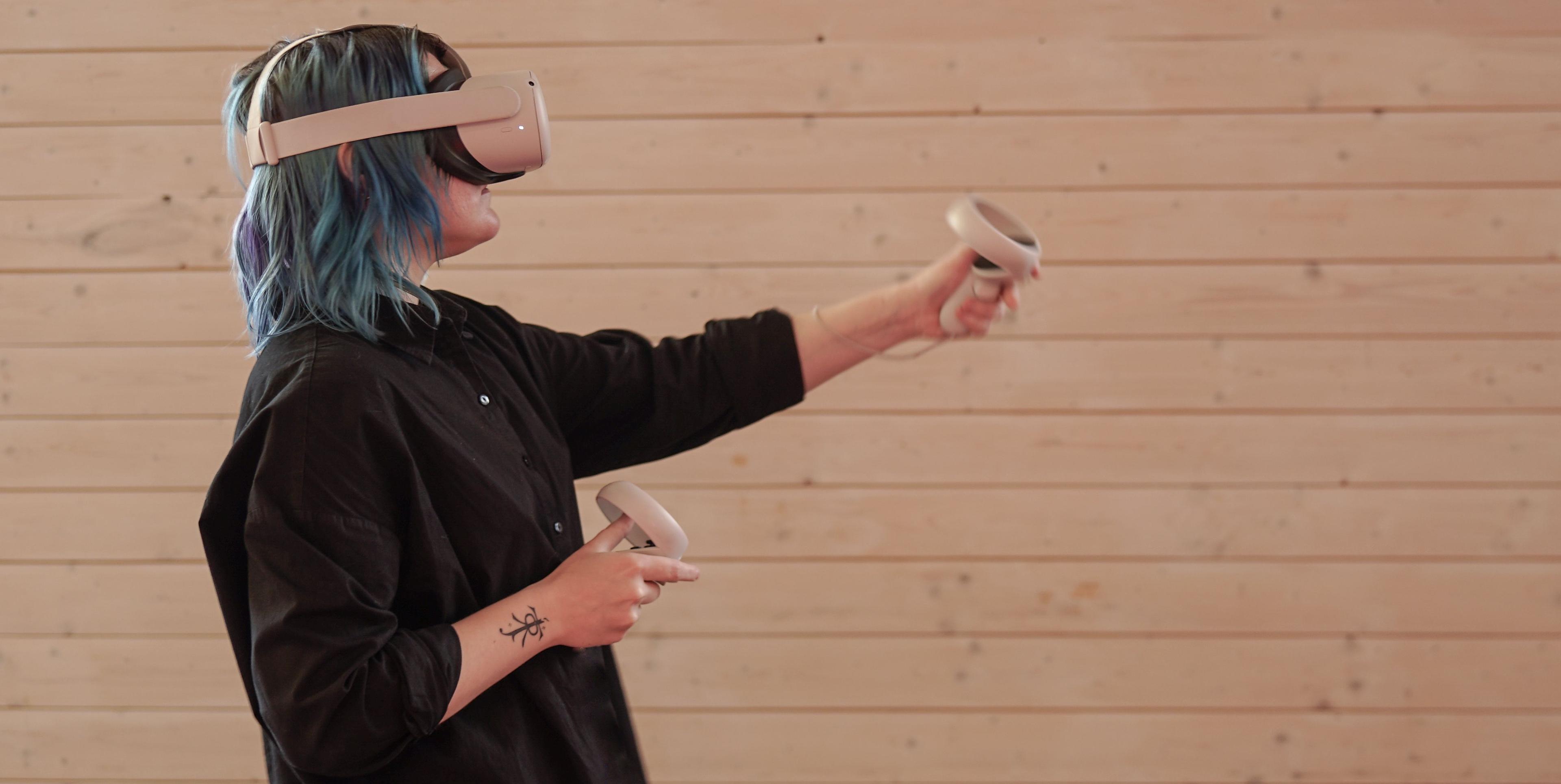 Bild på en kvinna i ett VR headset