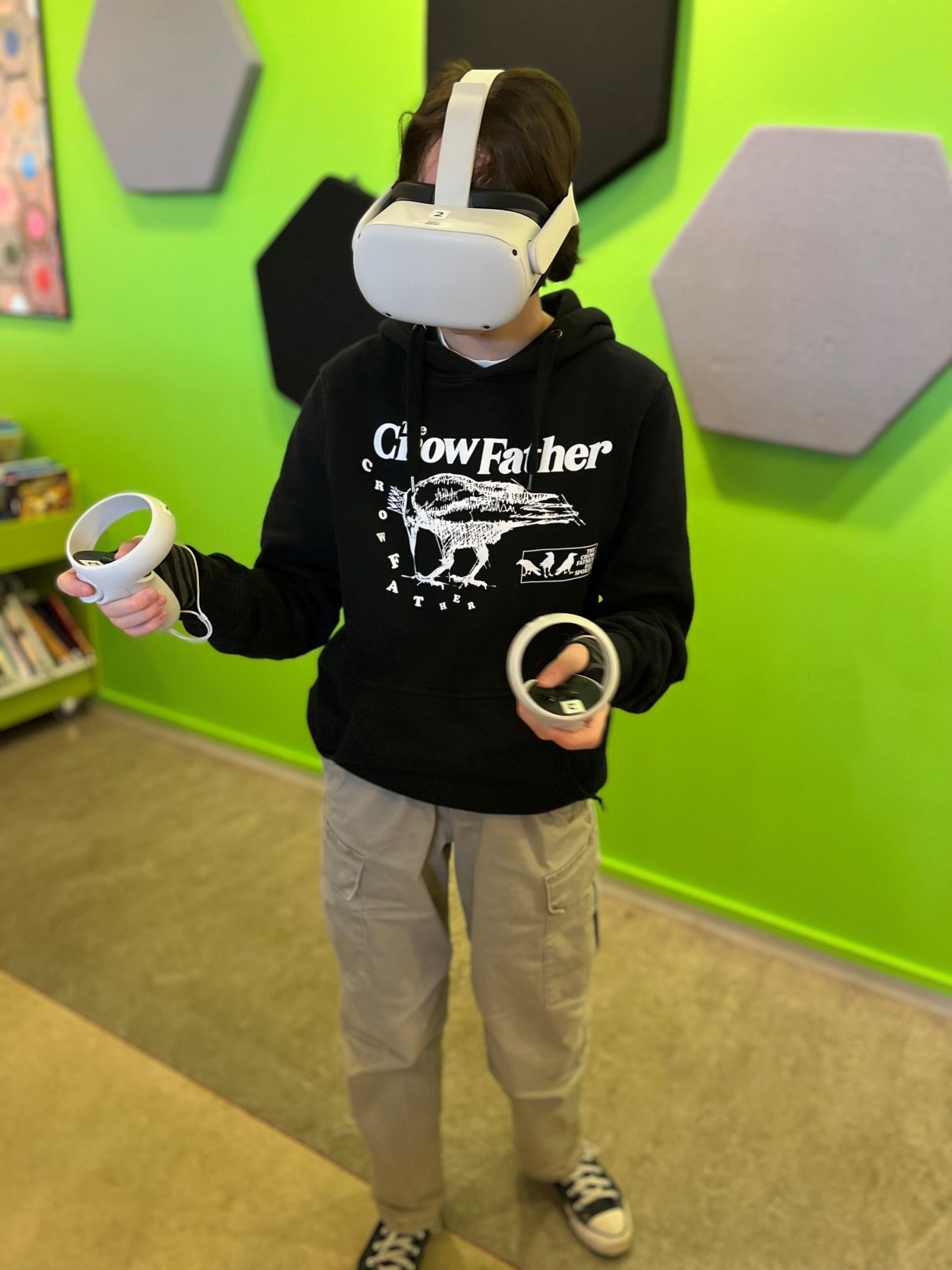 Ett barn i VR headset