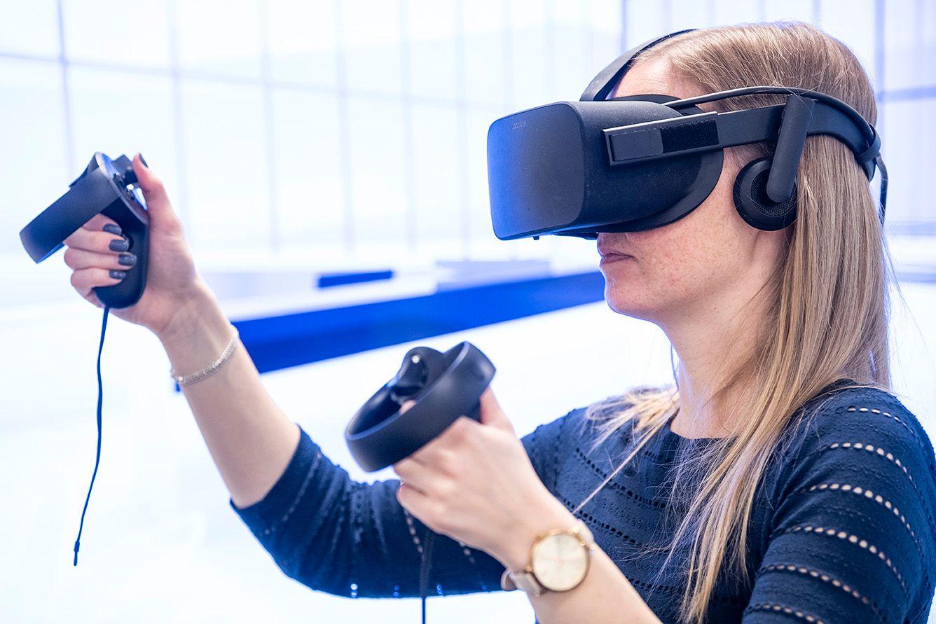 En kvinna som använder VR headset