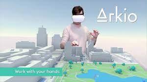 Animering av person i VR headset som disgnar byggnader