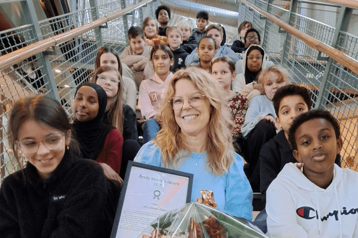 Lärare Malin Jaktlund tillsammans med sina elever