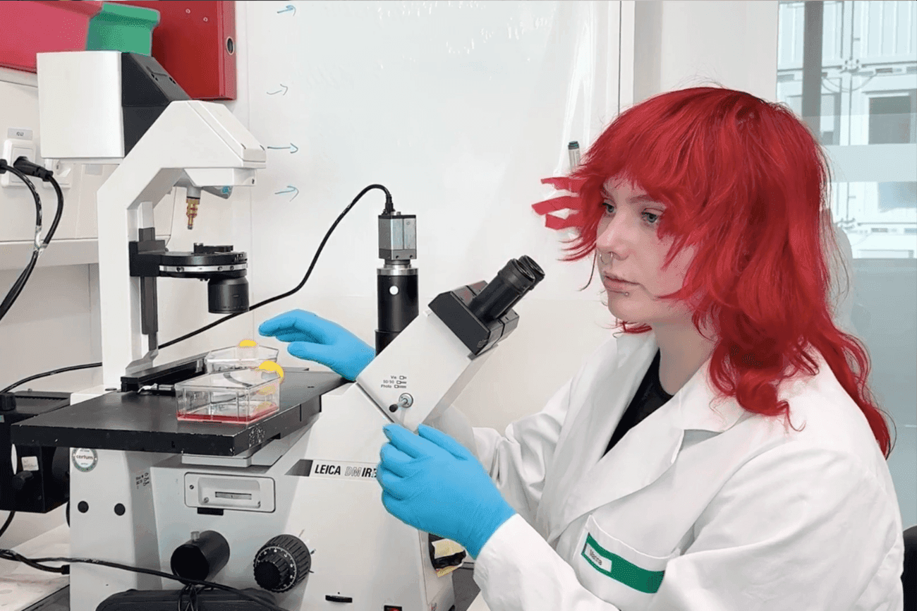 Maria Peltonen arbetar i ett laboratorium