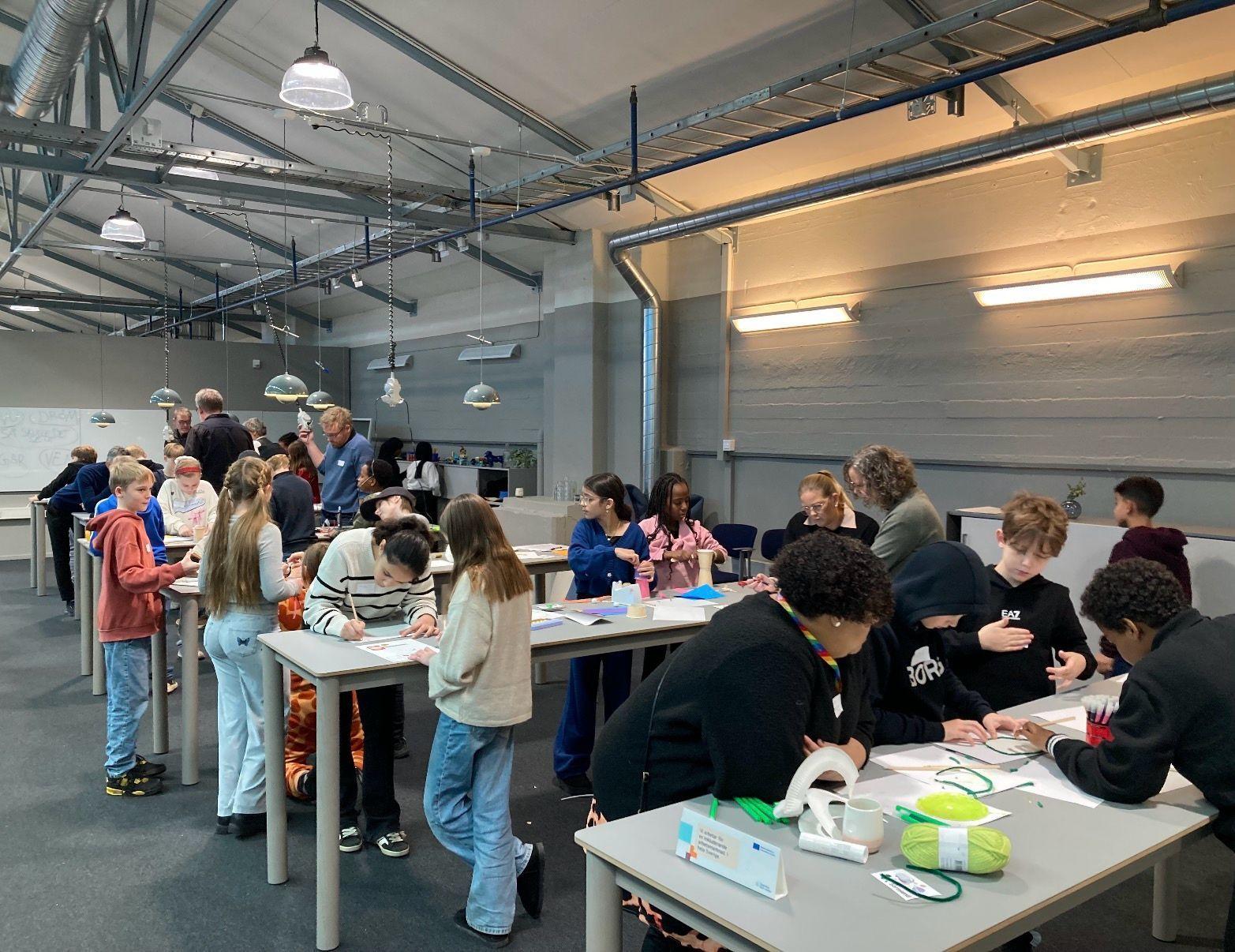 Elever som arbetar praktiskt med att skapa prototyper i papper och annat material