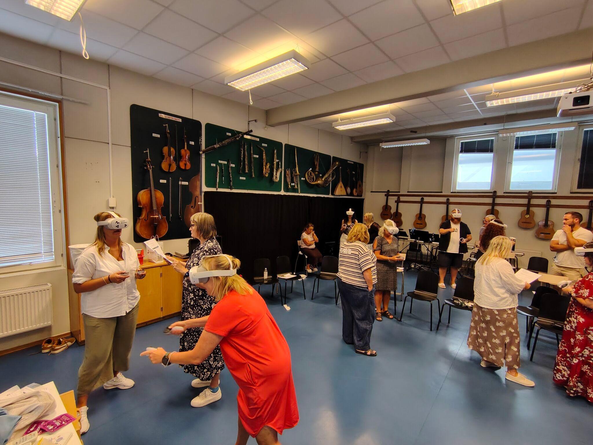 Pedagoger i ett klassrum som provar VR headset.