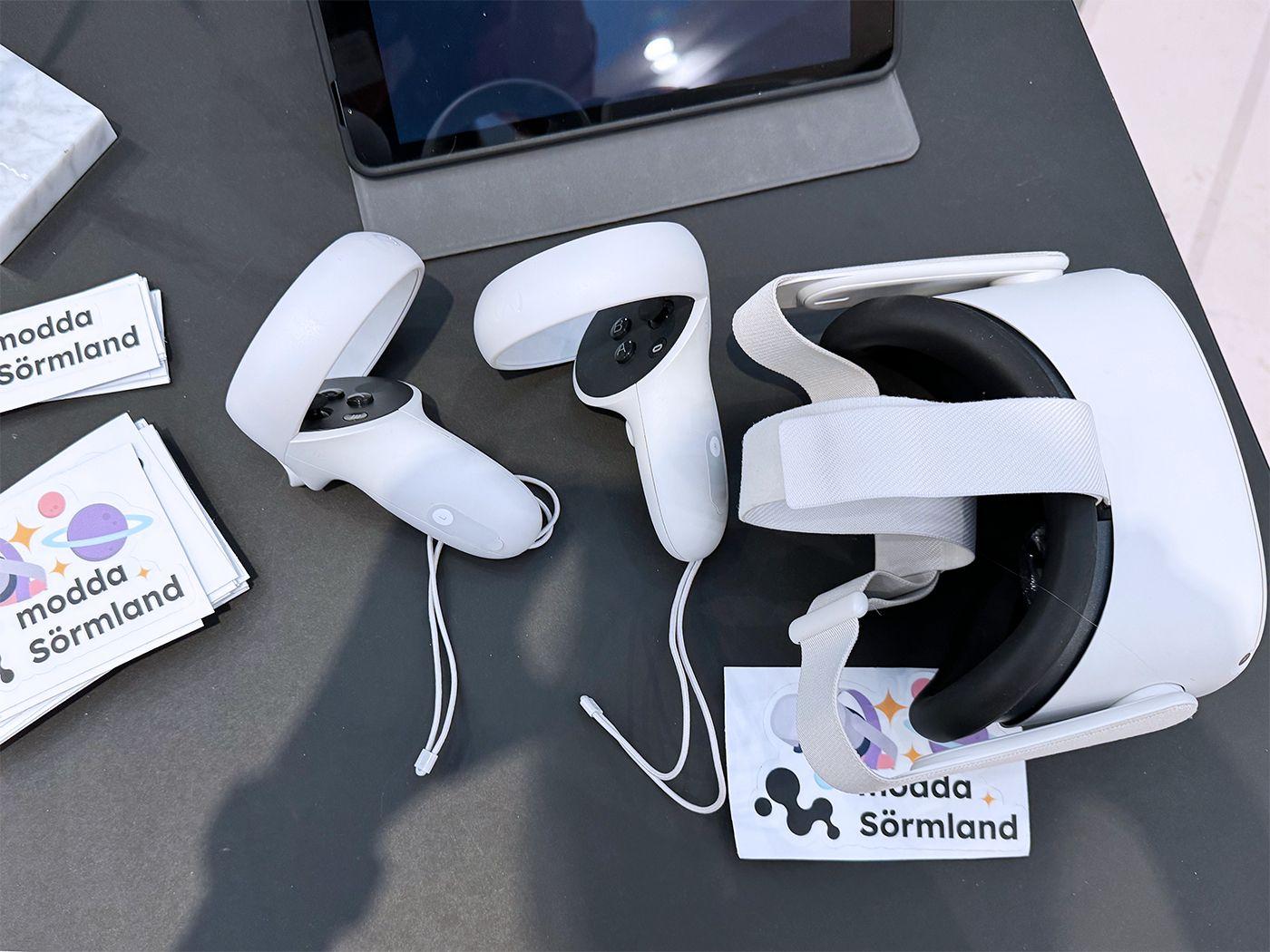 VR headset på ett bord