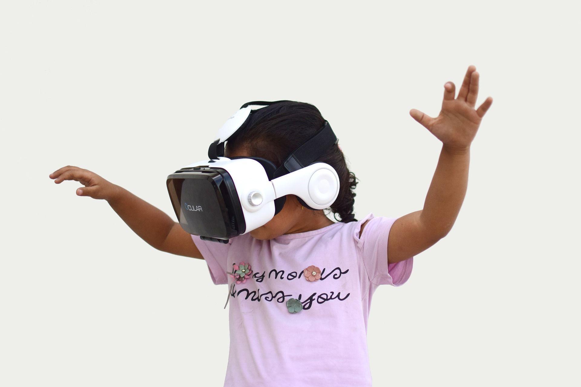Ett barn använder VR headset